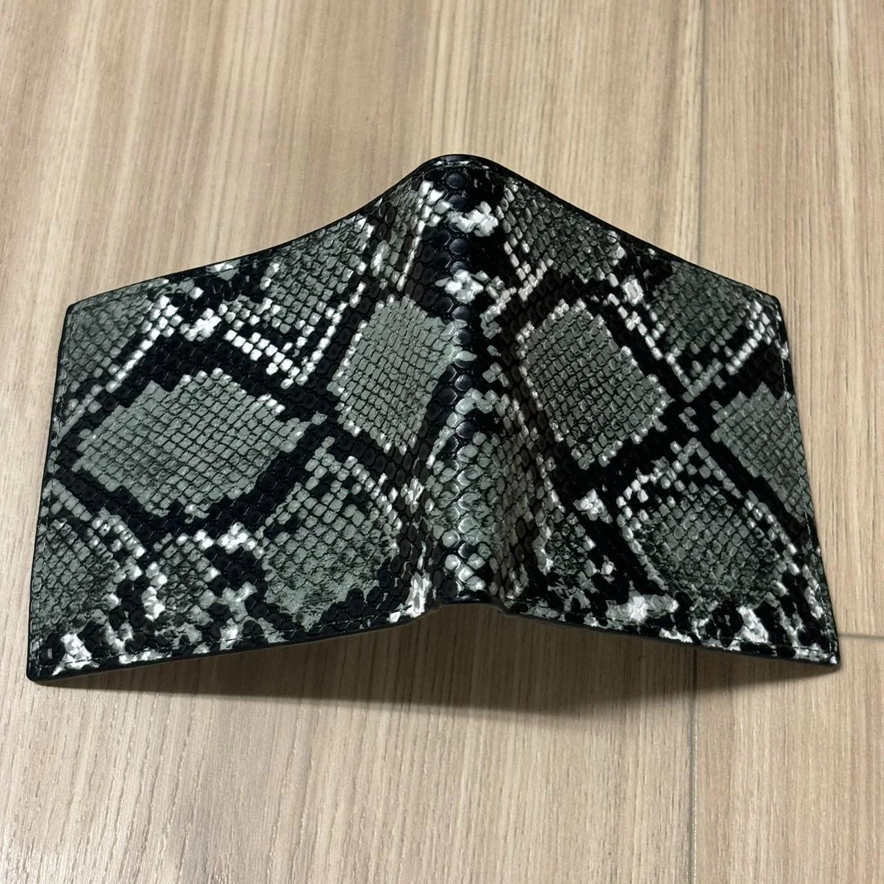 0509 - Gray Snake Scale Wallet - Image 3