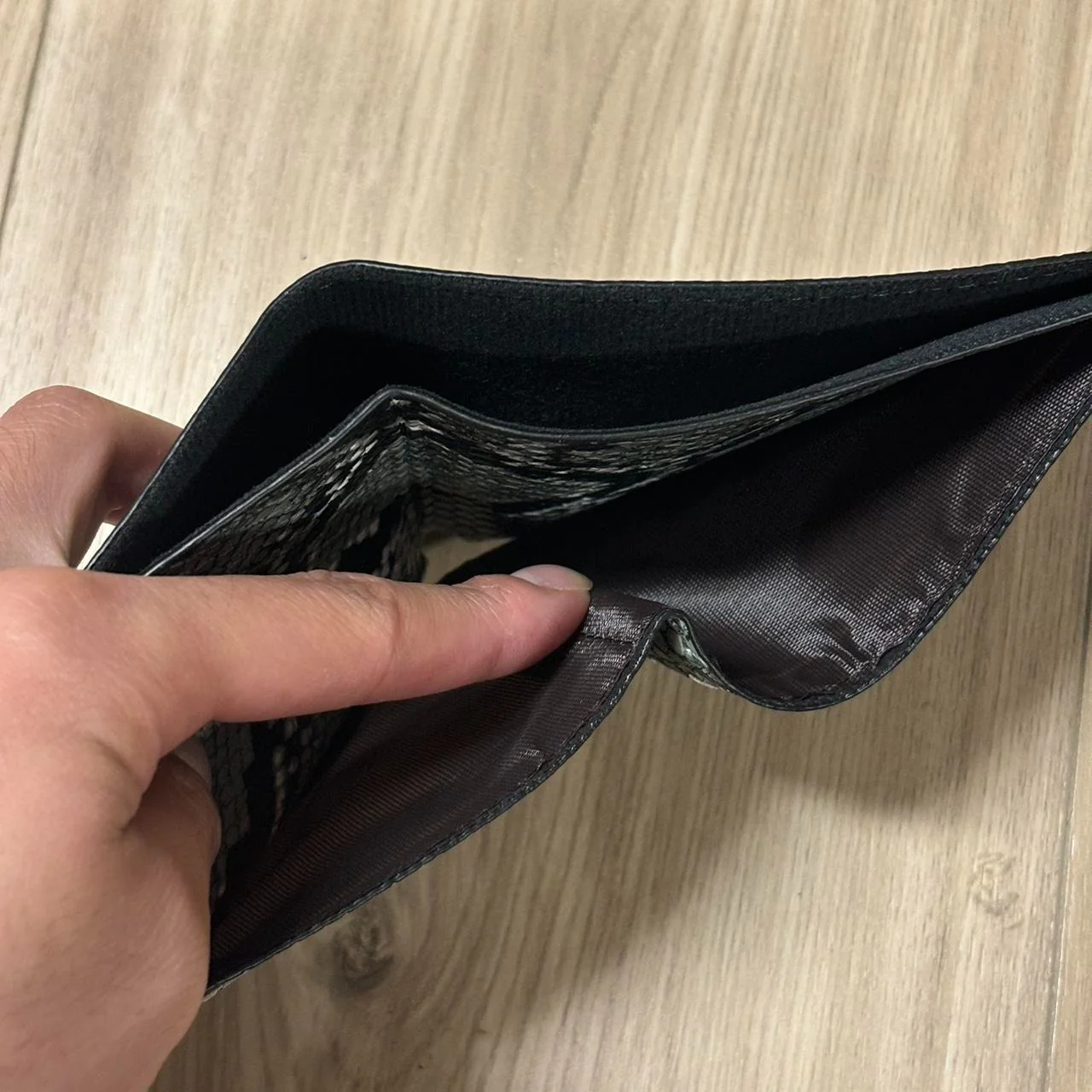0509 - Gray Snake Scale Wallet - Image 5